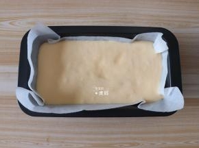 从高处倒入模具中，模具四周铺一层油纸；