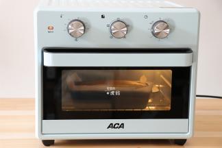 烤好取出移至下层，150度15分钟左右，取出快速倒扣在冷却架上脱模；