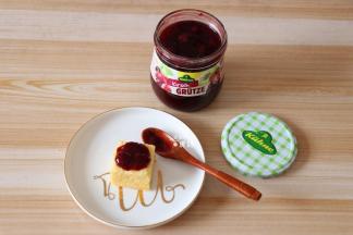 待完全冷却后切块，抹上樱桃酱食用即可；