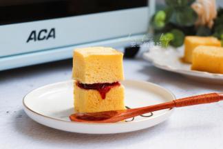 下午茶吃上这酸甜的果酱蛋糕，真乃一件快乐的事呀！