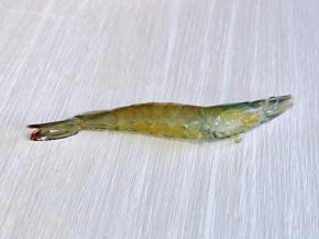 首先处理鲜虾，将爪子剪掉，从尾巴出将肠子拉出，依次做完。