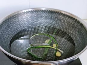 锅中加入纯净水，再翻去姜片，小葱。