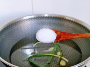 加入盐，盖上盖子大火烧开。