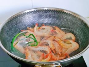 下入基围虾，加入料酒。