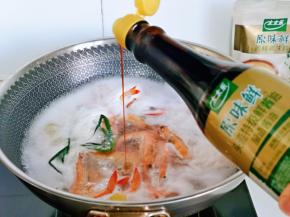 滴入原味鲜酱油，煮2分钟关火捞出。