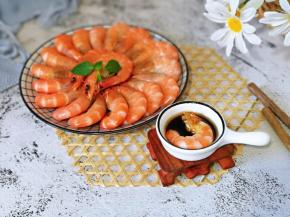 去掉虾皮，虾头，蘸上酱料，美味不用等。