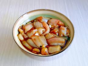 戴上食品手套抓拌均匀，腌制1小时。(时间久一点才入味)