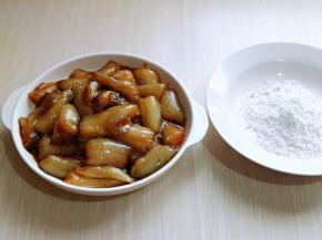 腌制好的鱼段，捞出，准备好淀粉。