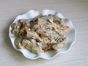 之后每段鱼段均匀裹上淀粉。