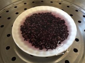 紫米50克，淘洗干净后放50克水（面包用水之外），上锅蒸熟（差不多要20分钟）