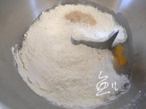 除玉米油和紫米之外的其他材料放入和面机中