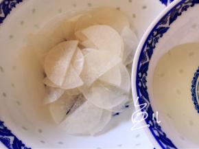 白萝卜片放碗中，倒入糖醋盐混合汁