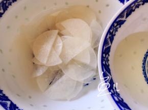 白萝卜片放碗中，倒入糖醋盐混合汁