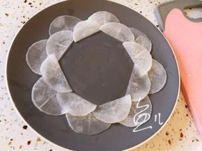 将白萝卜片摆放盘中