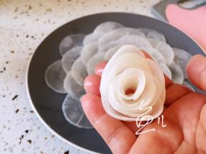 用萝卜片摆出一朵花的形状，放在盘中空隙处即可