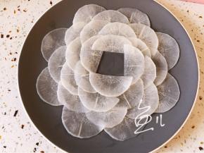 摆放至中间留有一块空间即可