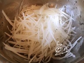 萝卜用擦板擦丝