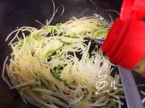 翻炒均匀，倒入生抽