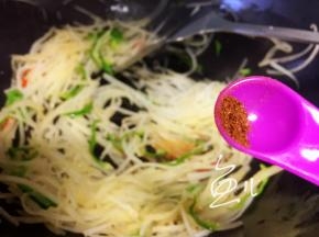 放入五香粉