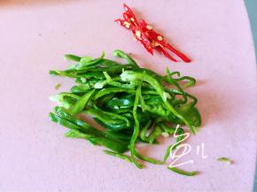 青椒和红辣椒分别切丝