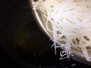 油锅烧热，放入萝卜丝