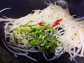 放入青椒丝和红辣椒丝