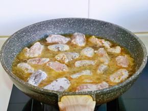 起油锅，油温9成热时，将鱼段下锅，中小火炸制两面金黄捞出淋油。