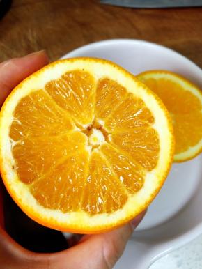 在香橙顶部的1/3处切一刀。