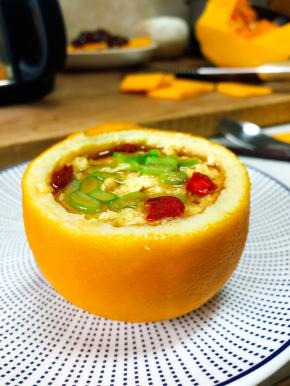 调入盐和芝麻油，撒上枸杞和小香葱末即可。