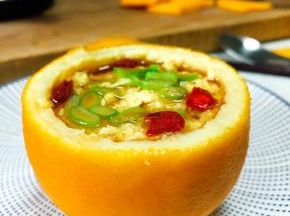 调入盐和芝麻油，撒上枸杞和小香葱末即可。