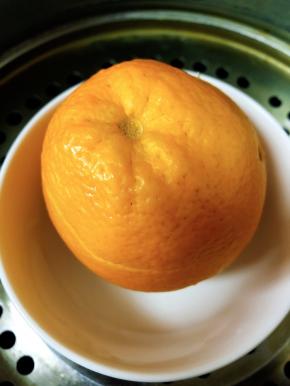 盖上橙子盖，放入蒸锅中，上汽后10分钟左右即可。