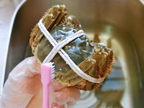 最后把蟹壳刷干净就可以啦！依次做完。