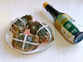 准备好原味鲜酱油，摆盘。