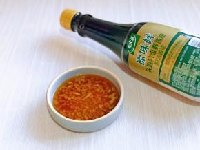 准备好姜末，加入黄酒，隔水加热，之后加入原味鲜酱油，搅拌均匀就可以啦！