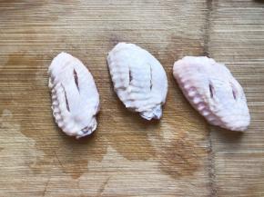 鸡翅用锋利的刀割两条口，两面都割，