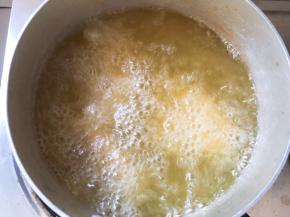食用油烧至6成熟，放入锅中小火炸6分钟左右捞出，