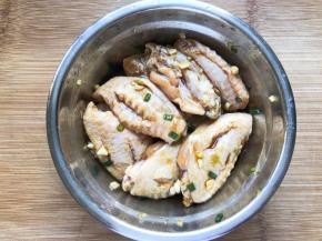 搅拌均匀，腌制2小时