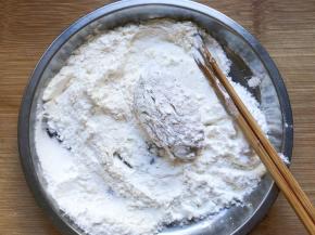 鸡翅裹上面粉