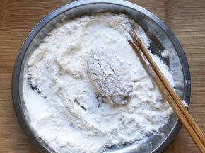 鸡翅裹上面粉