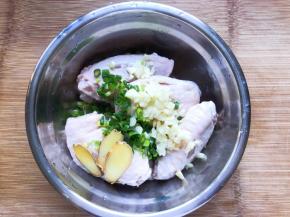 放入生姜蒜香葱，