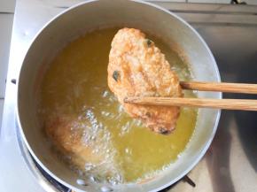 油再次烧热，放入鸡翅复炸一分钟即可