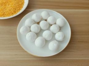 油炸汤圆今天选的是冷冻的，如果是刚做的汤圆，可以用牙签戳几下再油炸。