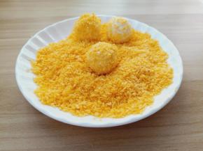 煮熟的汤圆沥干水份，汤圆再裹一层面包糠。