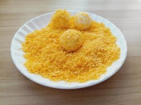 煮熟的汤圆沥干水份，汤圆再裹一层面包糠。