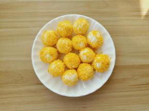 面包糠把汤圆都一个个依次裹好。