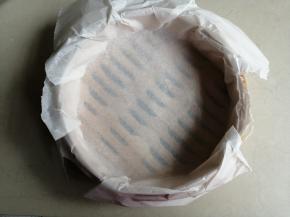 先在竹蒸屉里铺上一张油纸，如果你是用盘子，同样需要垫油纸