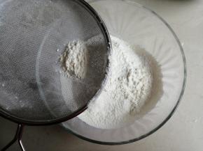 将面粉和泡打粉先混合过筛一次，黄油隔热水融化成液体