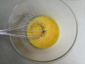 用手动打蛋器将两个鸡蛋打散