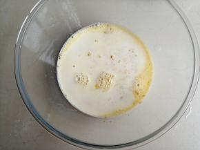 倒入牛奶和红糖