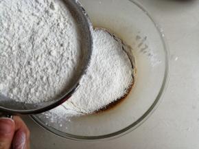 将已提前过筛的面粉和泡打粉倒入，划Z字拌至不见干粉